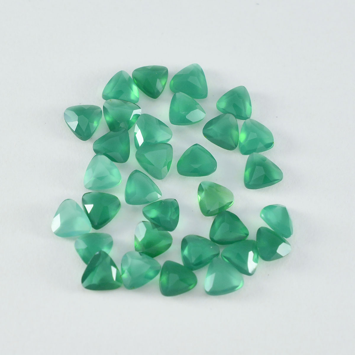 Riyogems 1 pièce d'onyx vert véritable à facettes 7x7mm en forme de trillion, gemme de qualité surprenante