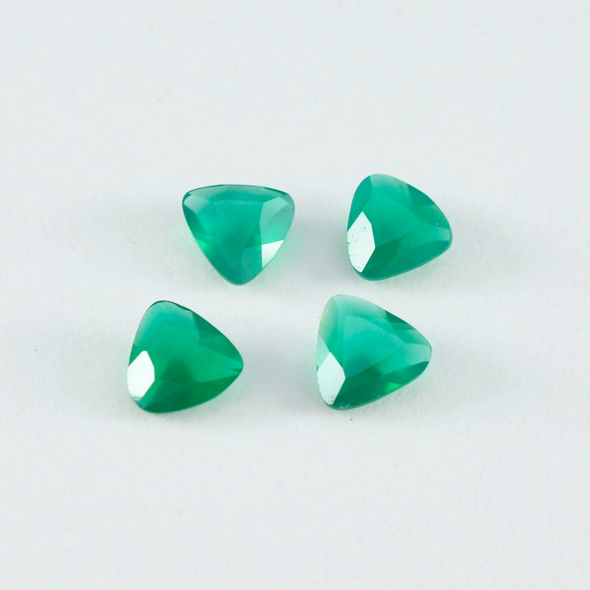 Riyogems 1 pièce d'onyx vert véritable à facettes 8x8mm en forme de trillion, pierres précieuses de merveilleuse qualité