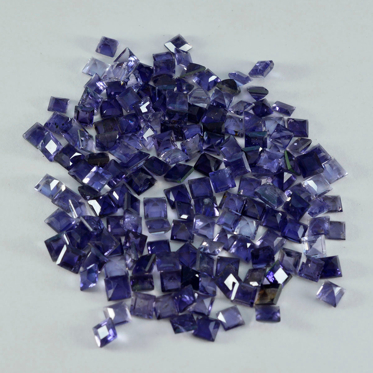 Riyogems 1 Stück blauer Iolith, facettiert, 4 x 4 mm, quadratische Form, ein hochwertiger Edelstein