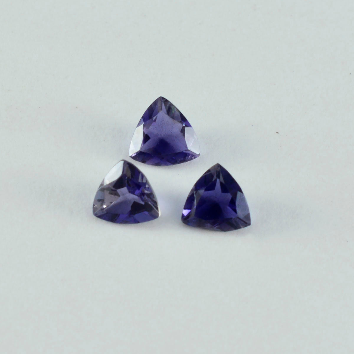 Riyogems 1 pièce d'iolite bleue à facettes 10x10mm en forme de trillion pierre de belle qualité