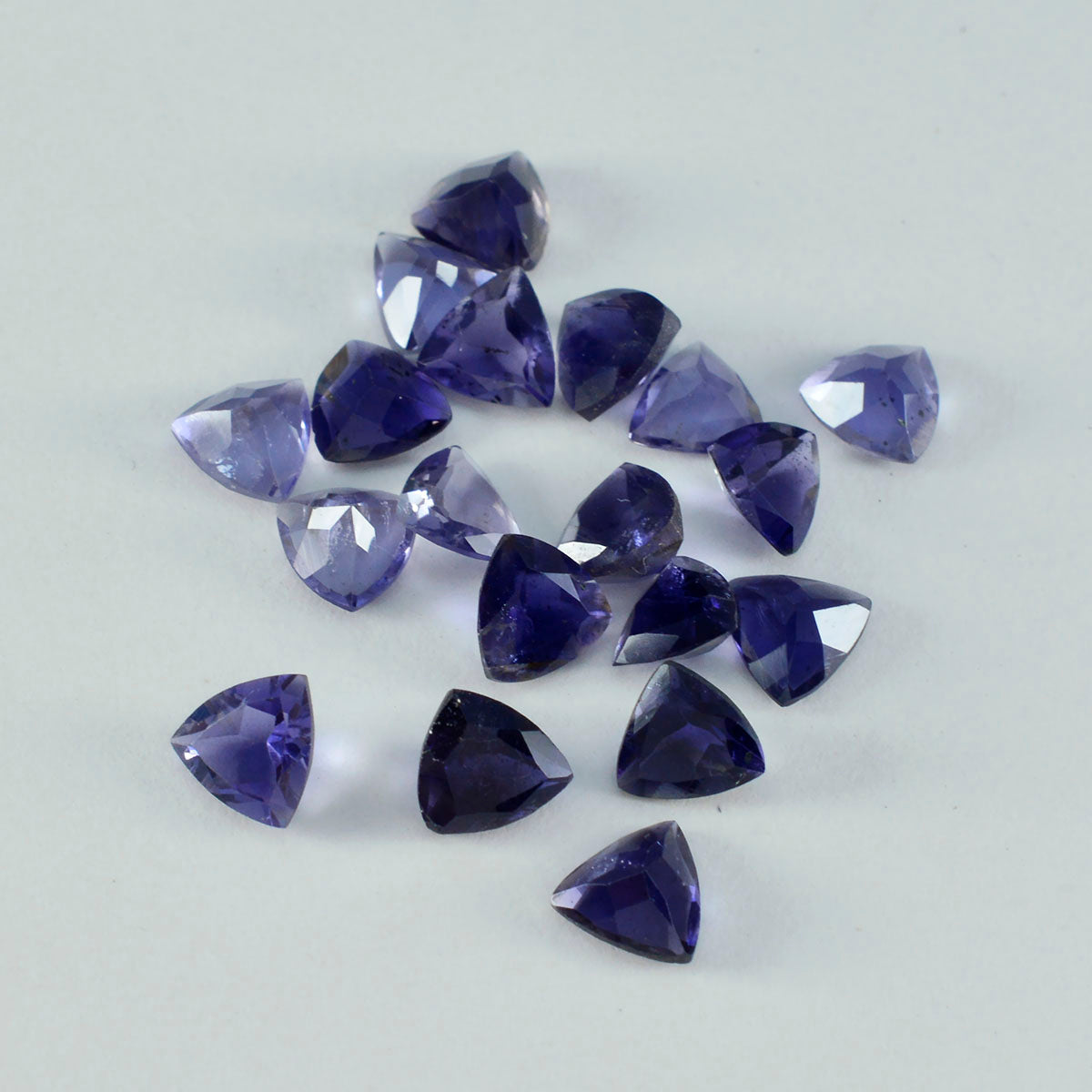 riyogems 1 pièce d'iolite bleue à facettes 8x8 mm en forme de trillion, gemme de qualité étonnante