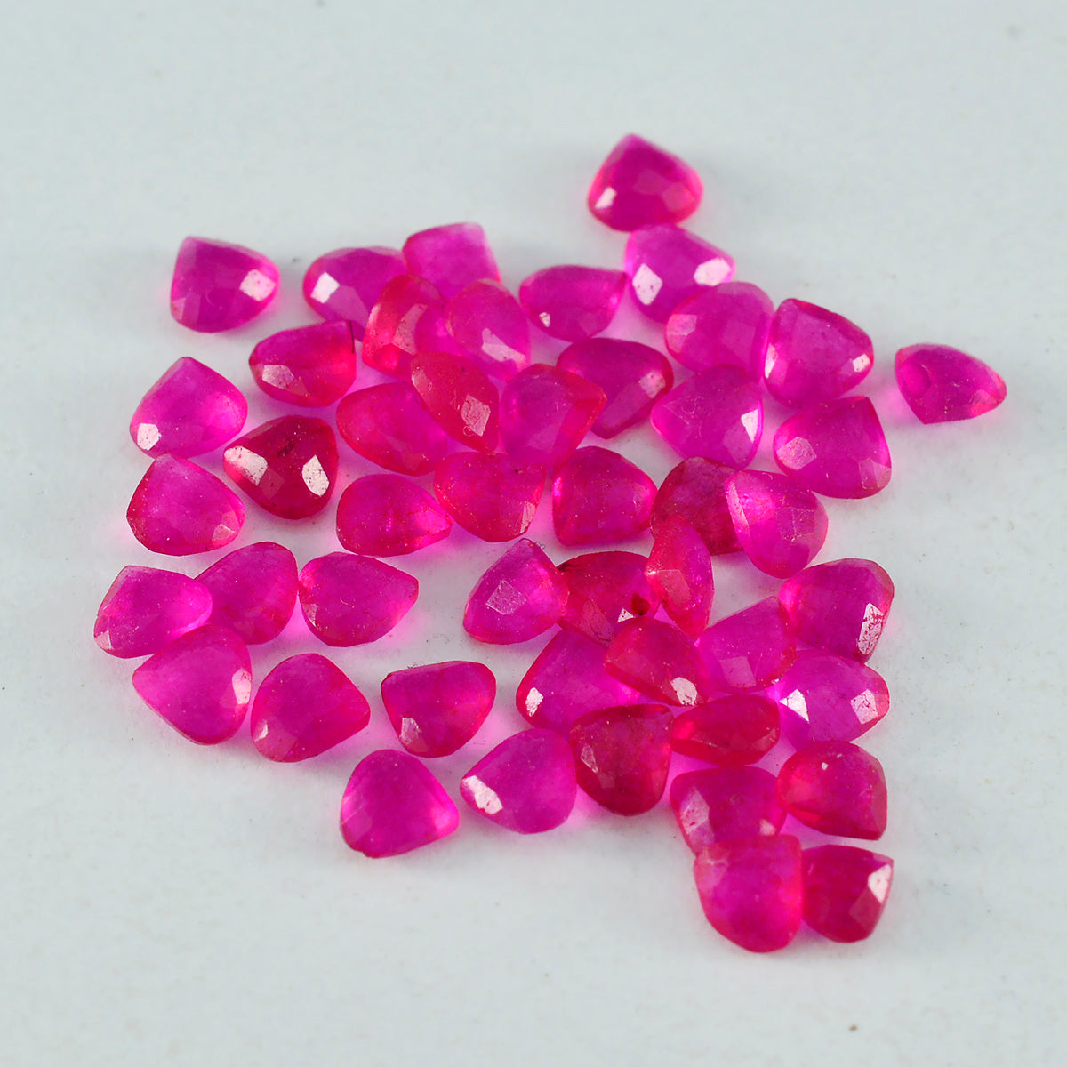 Riyogems 1 Stück natürlicher roter Jaspis, facettiert, 4 x 4 mm, Herzform, schön aussehende Qualitäts-Edelsteine