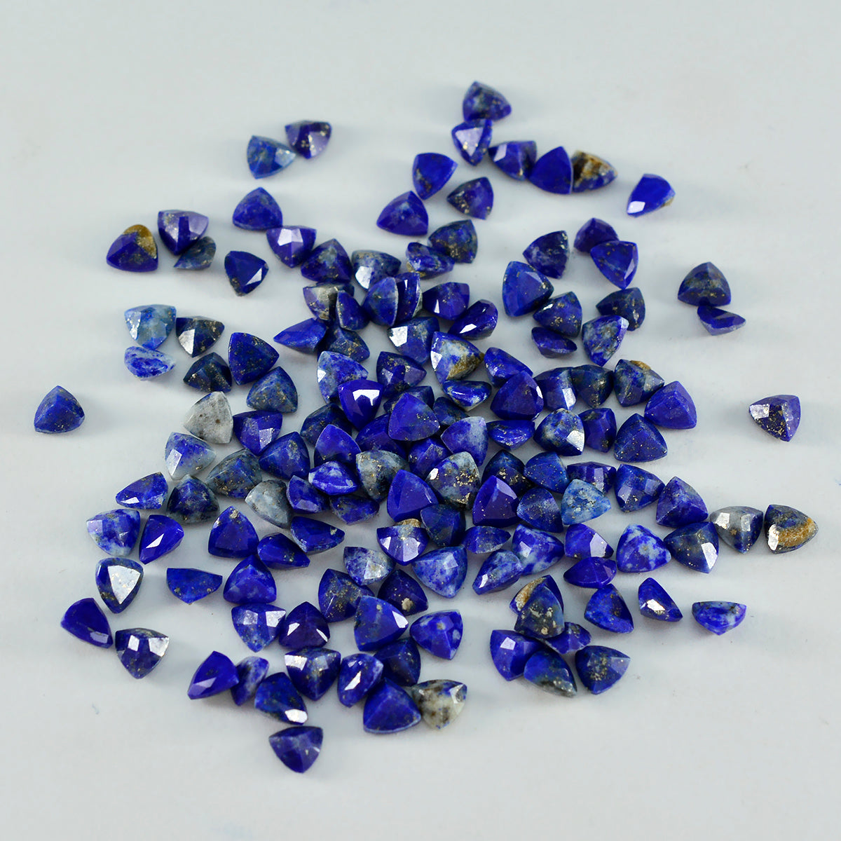 Riyogems 1 Stück echter blauer Lapislazuli, facettiert, 4 x 4 mm, Billionenform, süßer Qualitätsstein