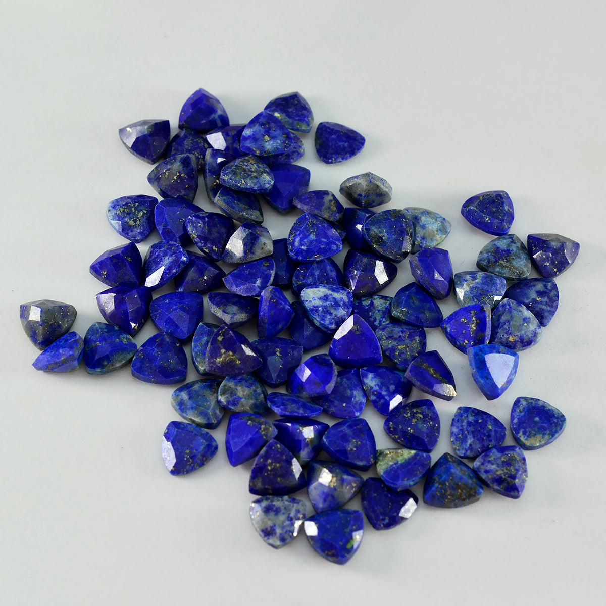 Riyogems 1 pièce de lapis-lazuli bleu naturel à facettes 5x5mm en forme de trillion, pierre précieuse de superbe qualité