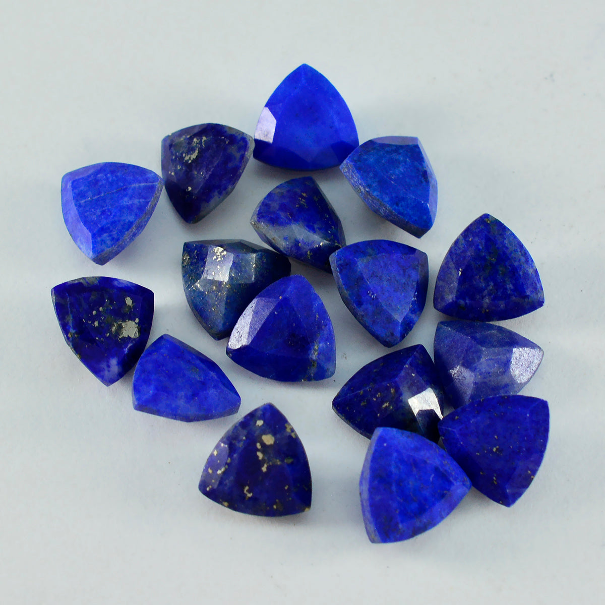 Riyogems 1 pièce de lapis-lazuli bleu véritable à facettes 6x6mm en forme de trillion, gemme en vrac de qualité impressionnante