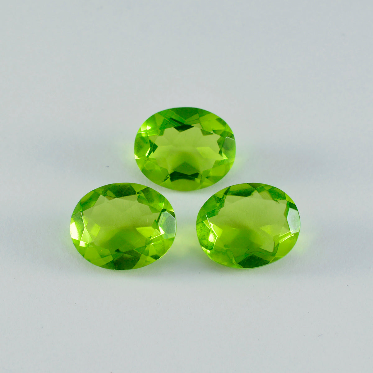 Riyogems 1 Stück grüner Peridot, CZ, facettiert, 12 x 16 mm, ovale Form, hübscher, hochwertiger, loser Edelstein