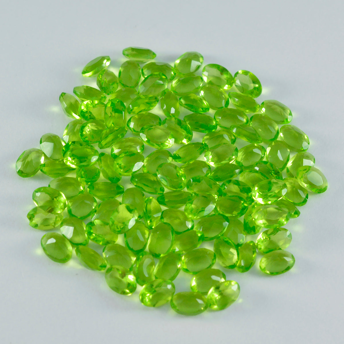 riyogems 1 st grön peridot cz facetterad 3x5 mm oval form attraktiv kvalitetsädelsten