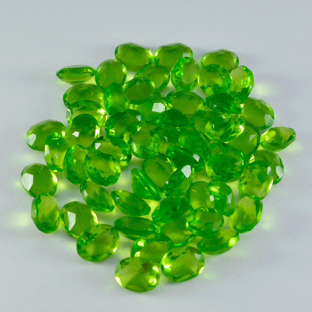 Riyogems 1 Stück grüner Peridot, CZ, facettiert, 5 x 7 mm, ovale Form, hübsche, hochwertige lose Edelsteine