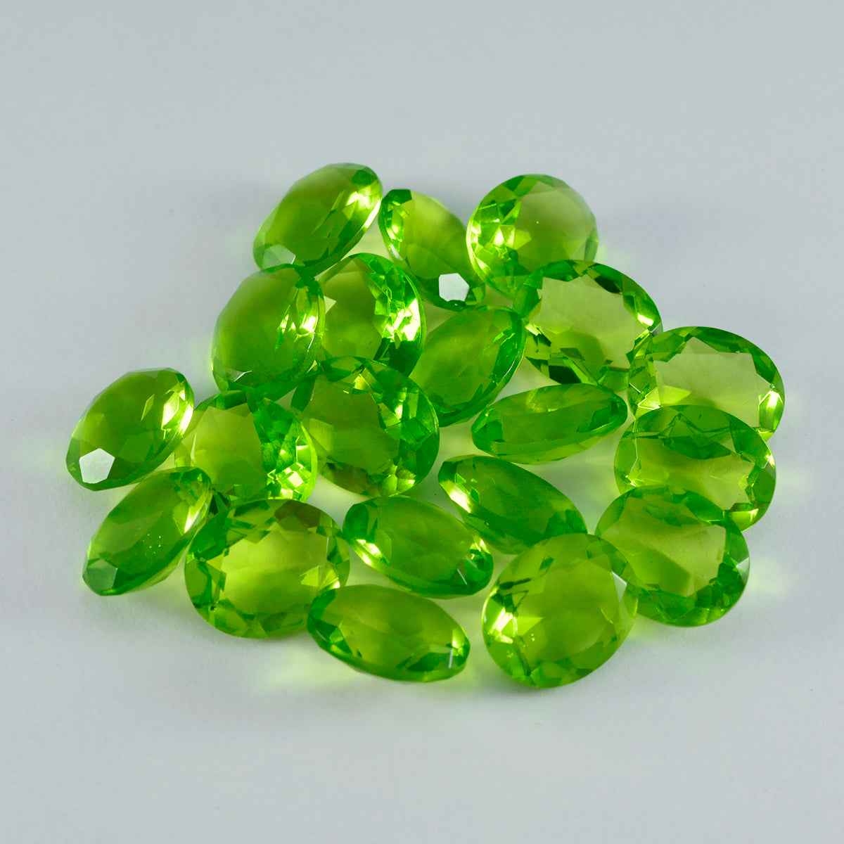 riyogems 1 st grön peridot cz facetterad 7x9 mm oval form snygg kvalitets lös ädelsten