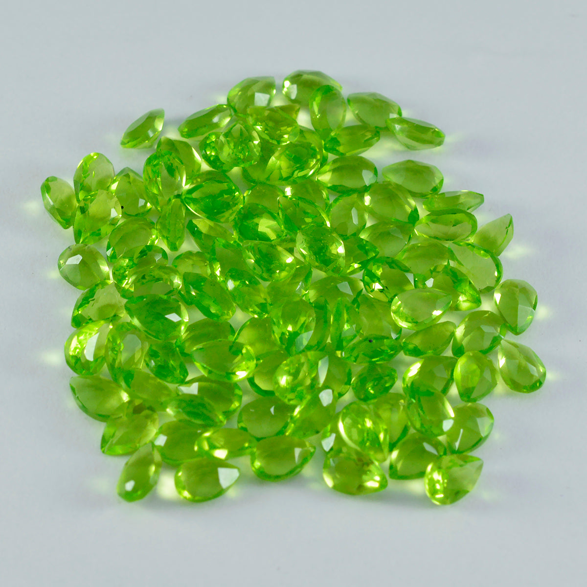 Riyogems 1pc péridot vert cz facettes 3x5mm forme de poire grande qualité pierres précieuses en vrac