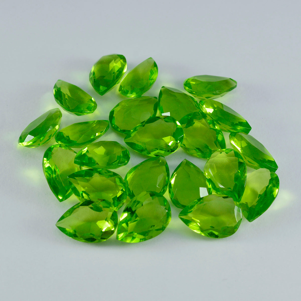 Riyogems 1pc péridot vert cz facettes 7x10mm forme de poire pierres précieuses de qualité douce