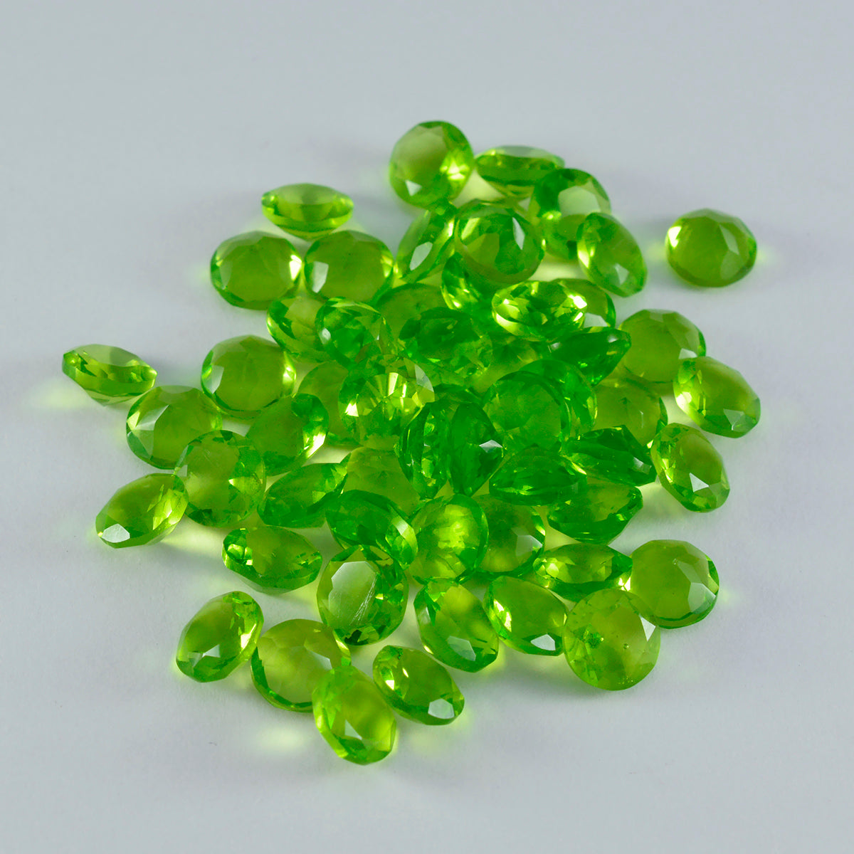 riyogems 1 st grön peridot cz fasetterad 5x5 mm rund form aa kvalitetspärla