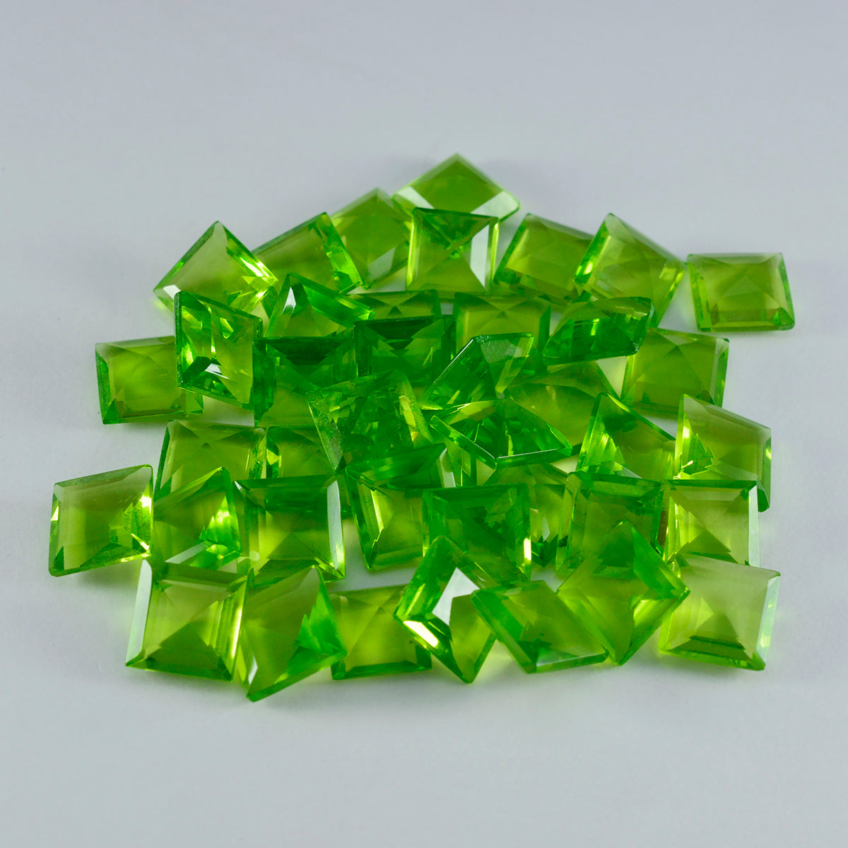 riyogems 1 st grön peridot cz fasetterad 3x3 mm kvadratisk form snygg kvalitetsädelsten