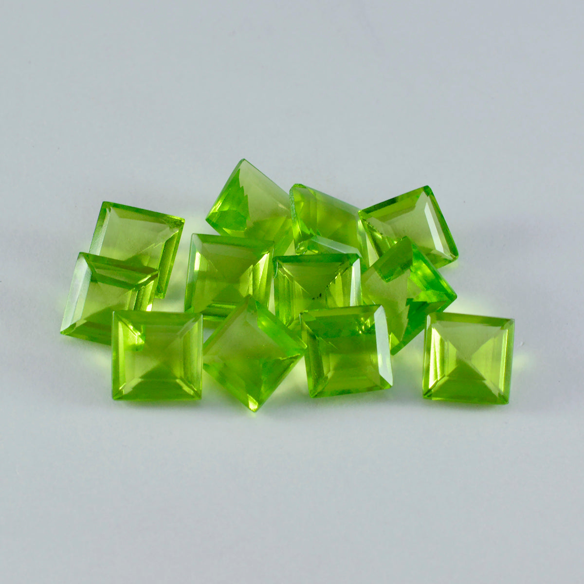 Riyogems 1 Stück grüner Peridot, CZ, facettiert, 6 x 6 mm, quadratische Form, hübscher, hochwertiger loser Stein