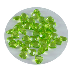Riyogems 1 pièce péridot vert cz à facettes 4x4mm en forme de trillion, gemme de qualité impressionnante
