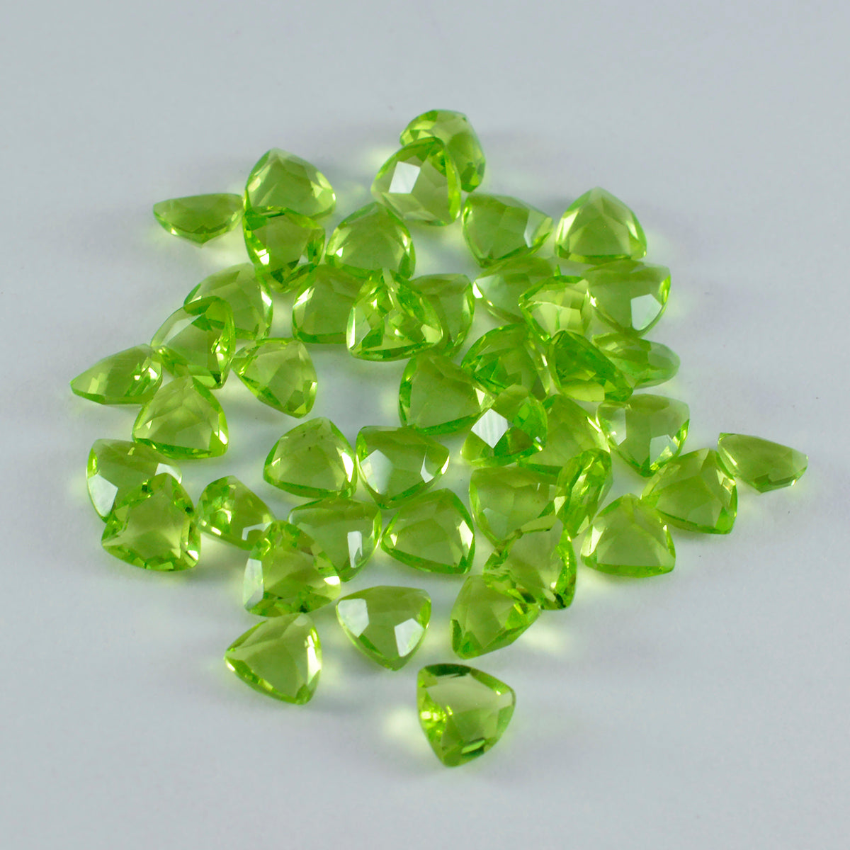 riyogems 1 pezzo di peridoto verde cz sfaccettato da 4x4 mm a forma di trilione, gemma di qualità eccezionale
