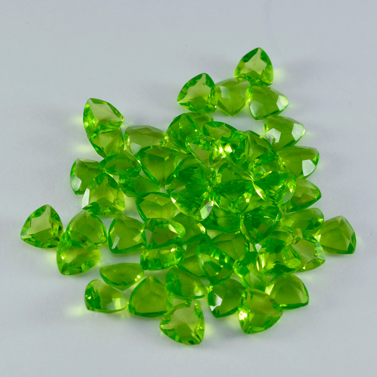 Riyogems 1 pièce péridot vert cz à facettes 6x6mm forme trillion pierre de qualité incroyable