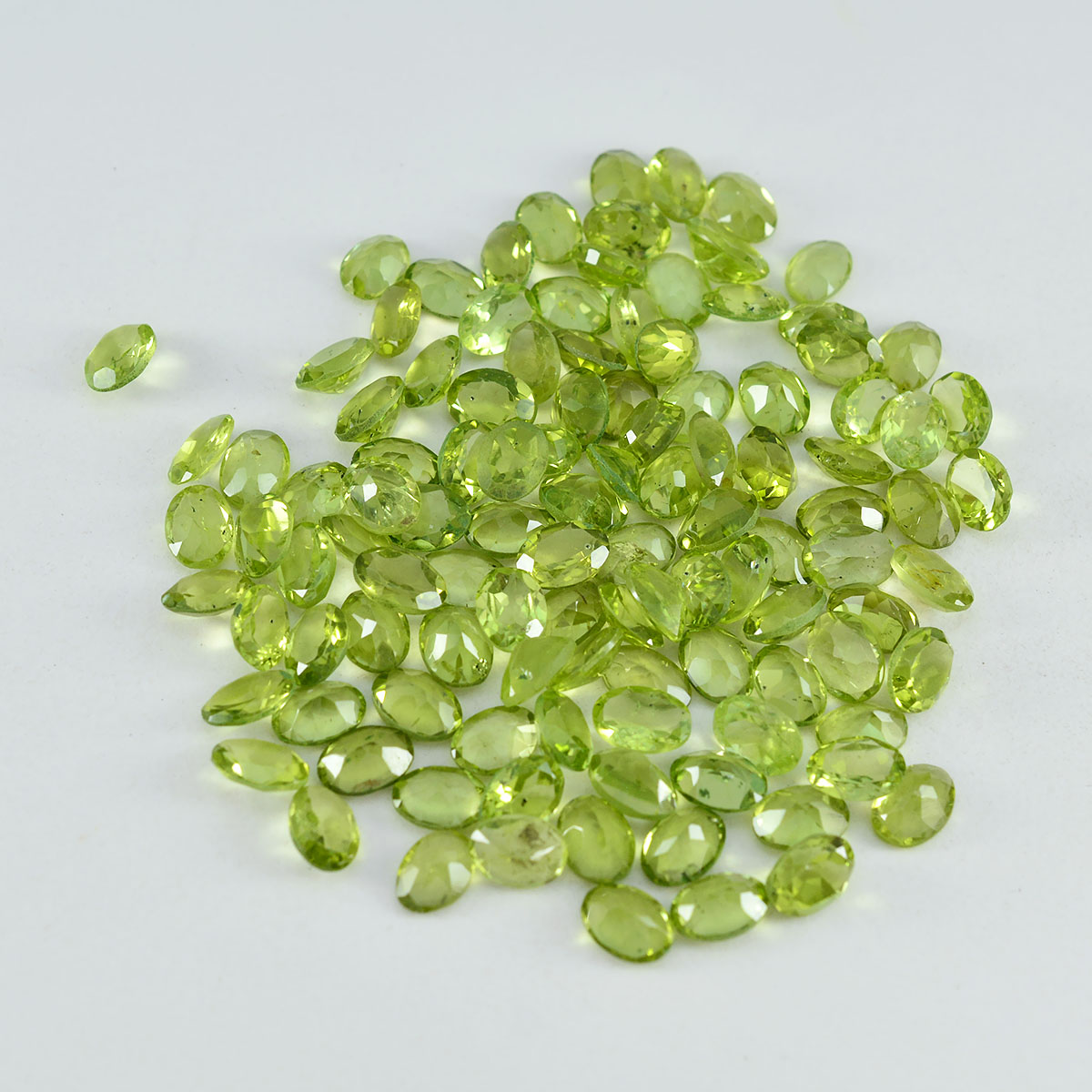 riyogems 1st äkta grön peridot fasetterad 4x6 mm oval form attraktiv kvalitet lös sten