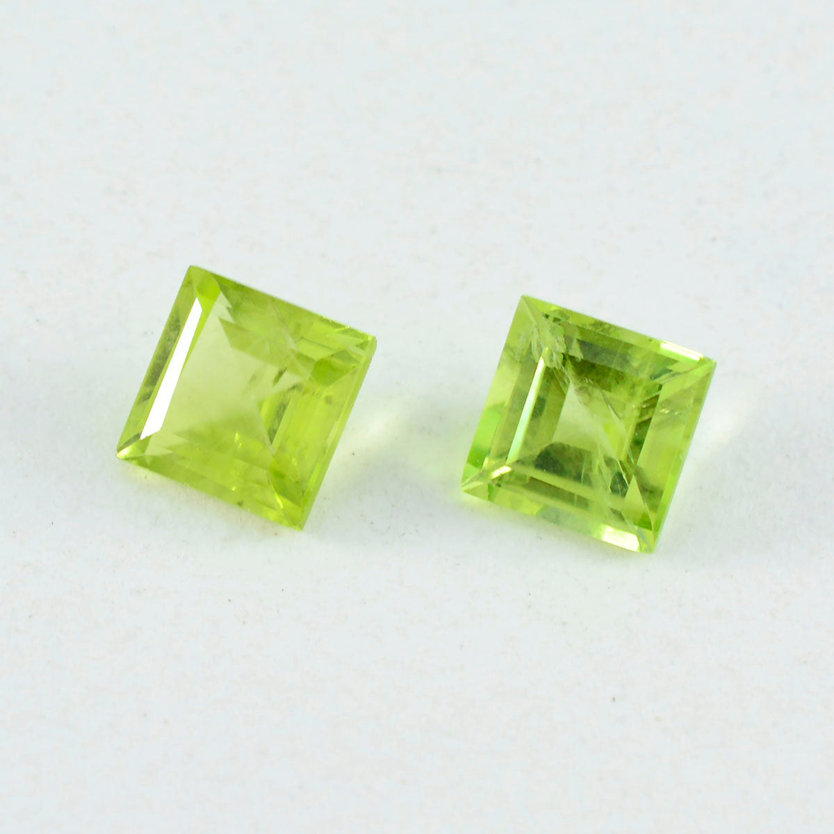 Riyogems 1 pièce péridot vert naturel à facettes 10x10mm forme carrée belle qualité gemme en vrac
