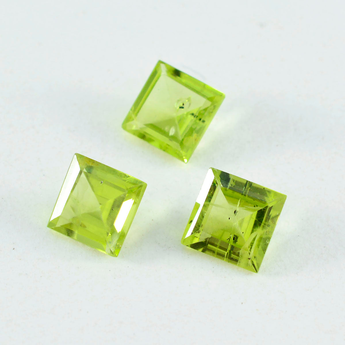 Riyogems 1 pièce péridot vert véritable à facettes 14x14mm forme carrée gemme de merveilleuse qualité
