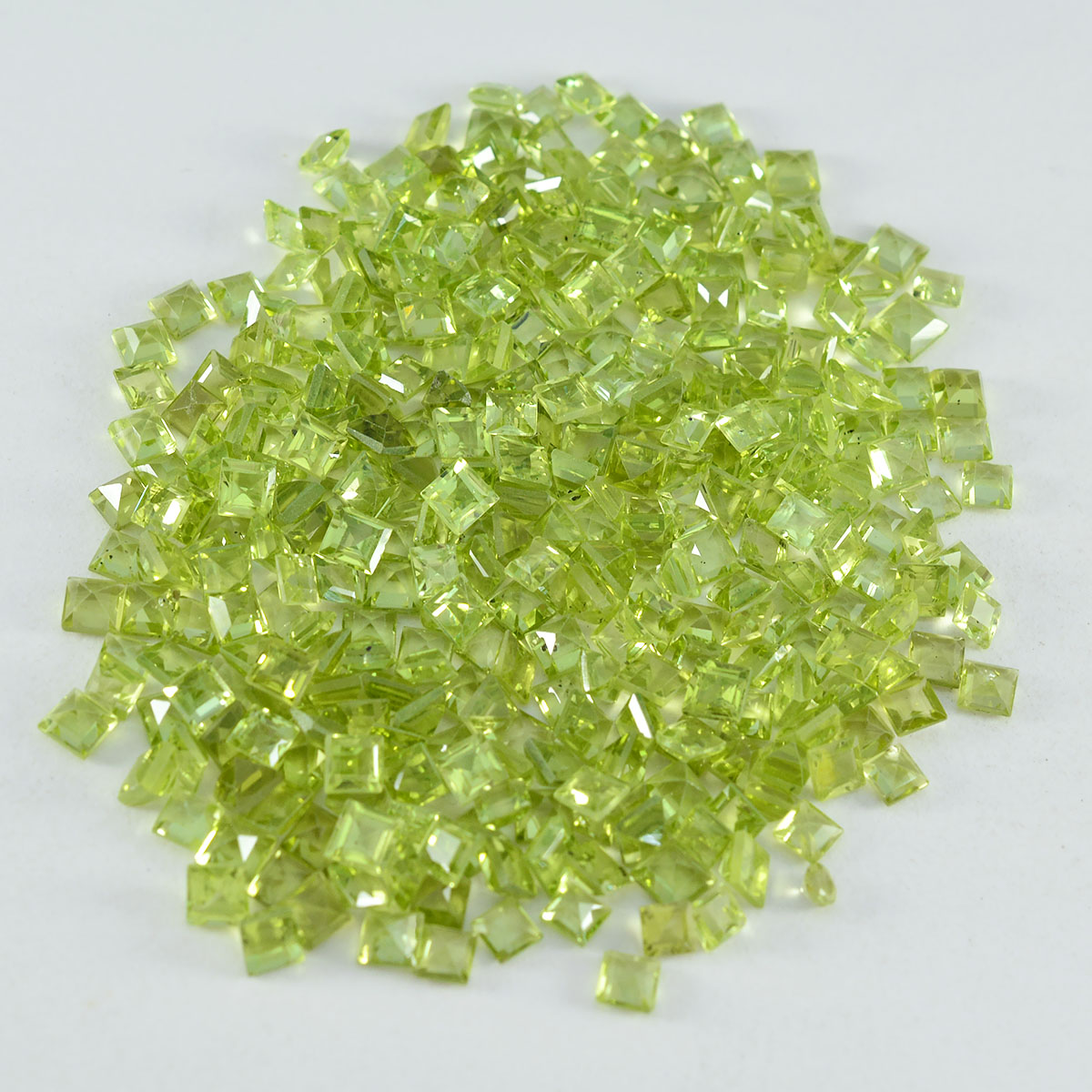 riyogems 1 st naturlig grön peridot fasetterad 4x4 mm fyrkantig form snygg kvalitets lös sten
