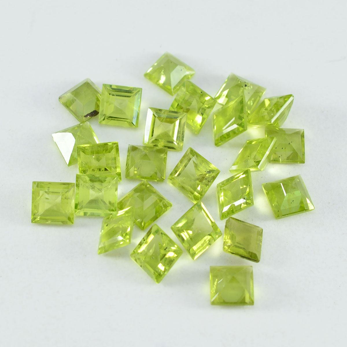 Riyogems 1pc véritable péridot vert à facettes 5x5mm forme carrée belle qualité pierre précieuse en vrac