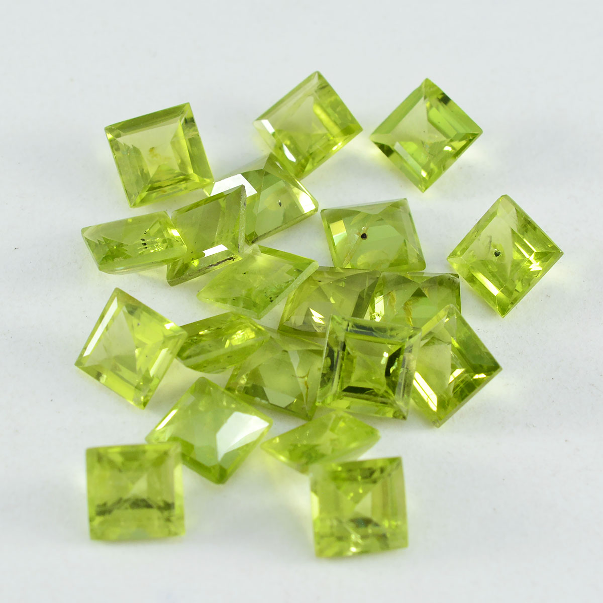 Riyogems 1pc péridot vert naturel facetté 7x7mm forme carrée jolies pierres précieuses de qualité