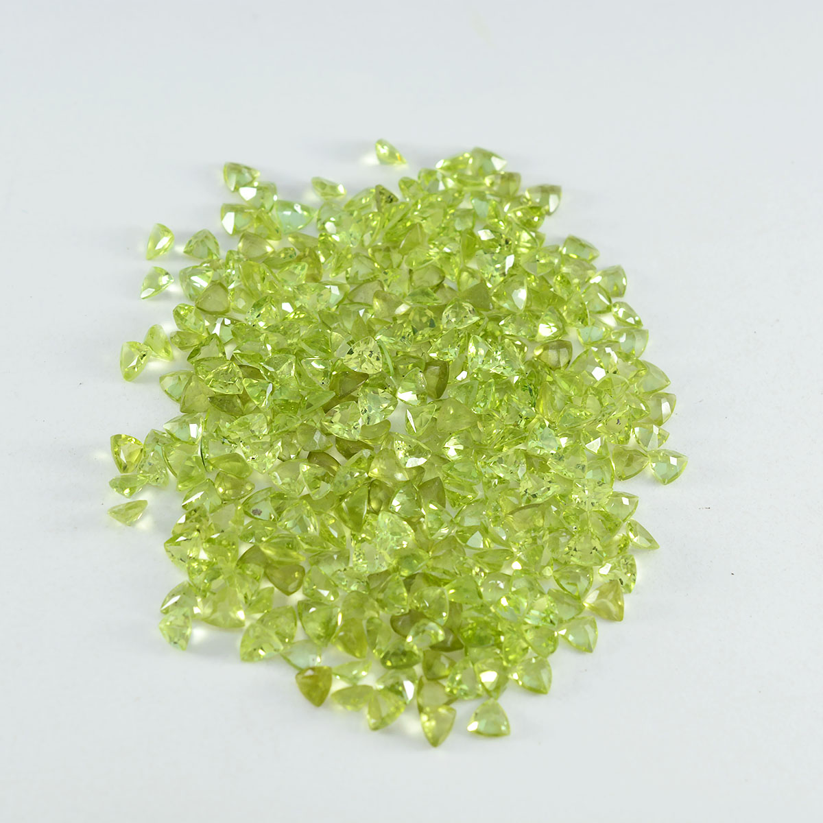 Riyogems 1 pièce véritable péridot vert à facettes 3x3mm en forme de trillion pierres précieuses de qualité douce