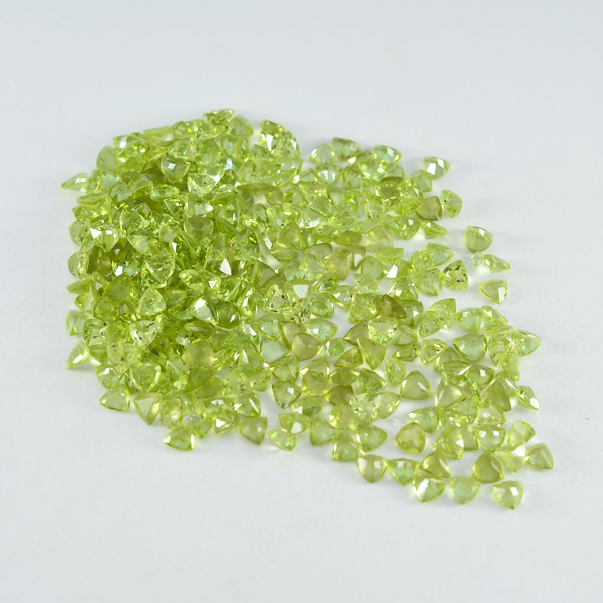 Riyogems 1PC natuurlijke groene peridot gefacetteerde 4x4 mm biljoen vorm uitstekende kwaliteit steen