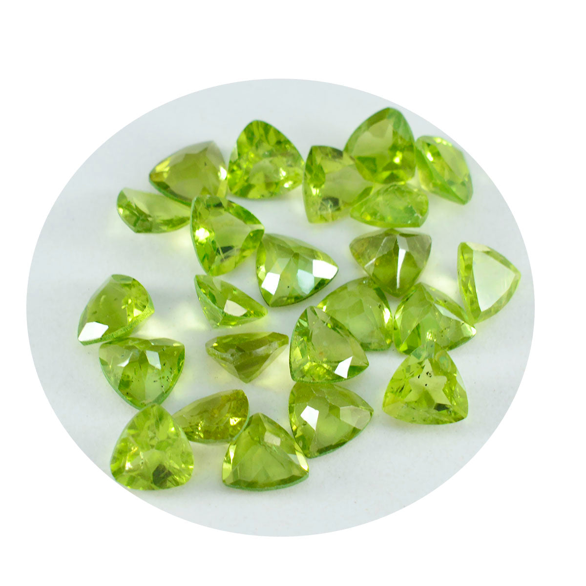 Riyogems 1 pièce péridot vert naturel à facettes 7x7mm forme trillion qualité incroyable pierres précieuses en vrac