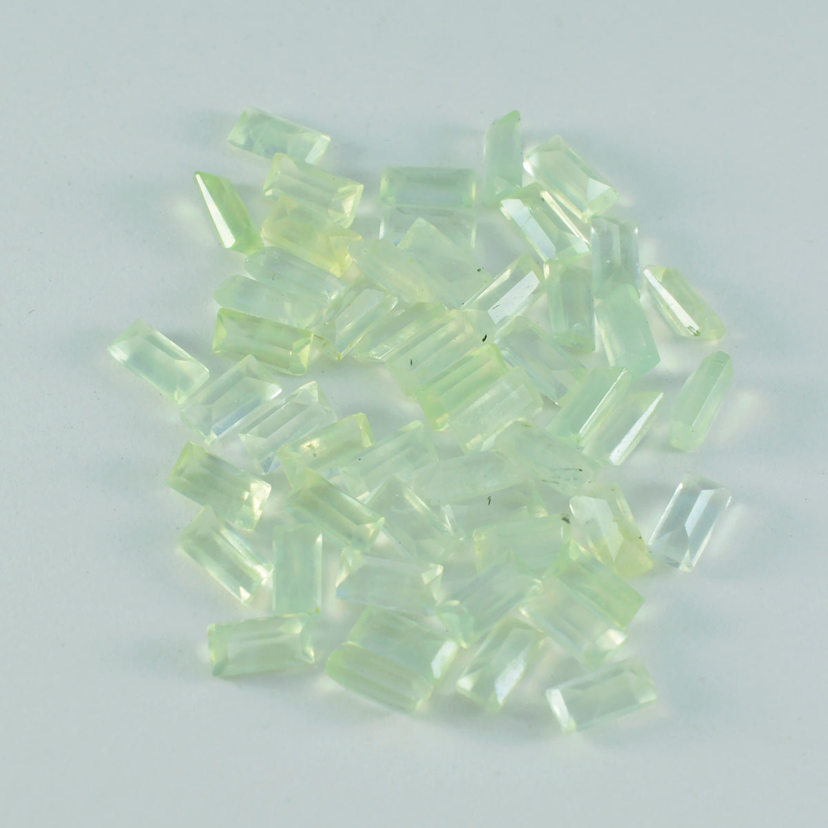 Riyogems 1 Stück grüner Prehnit, facettiert, 3 x 6 mm, Baguett-Form, tolle Qualitäts-Edelsteine