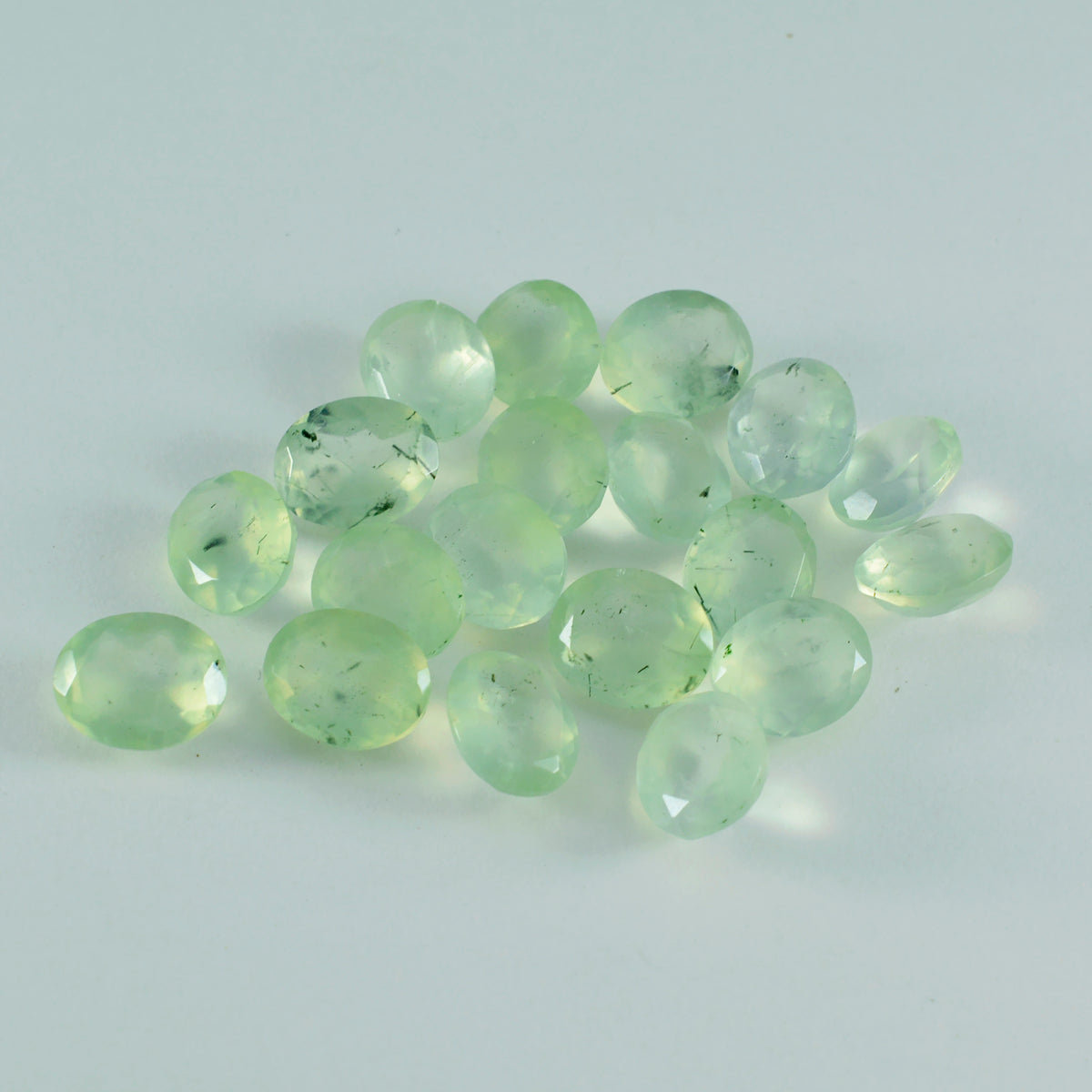 riyogems 1 st grön prehnit fasetterad 5x7 mm oval form attraktiv kvalitetsädelsten