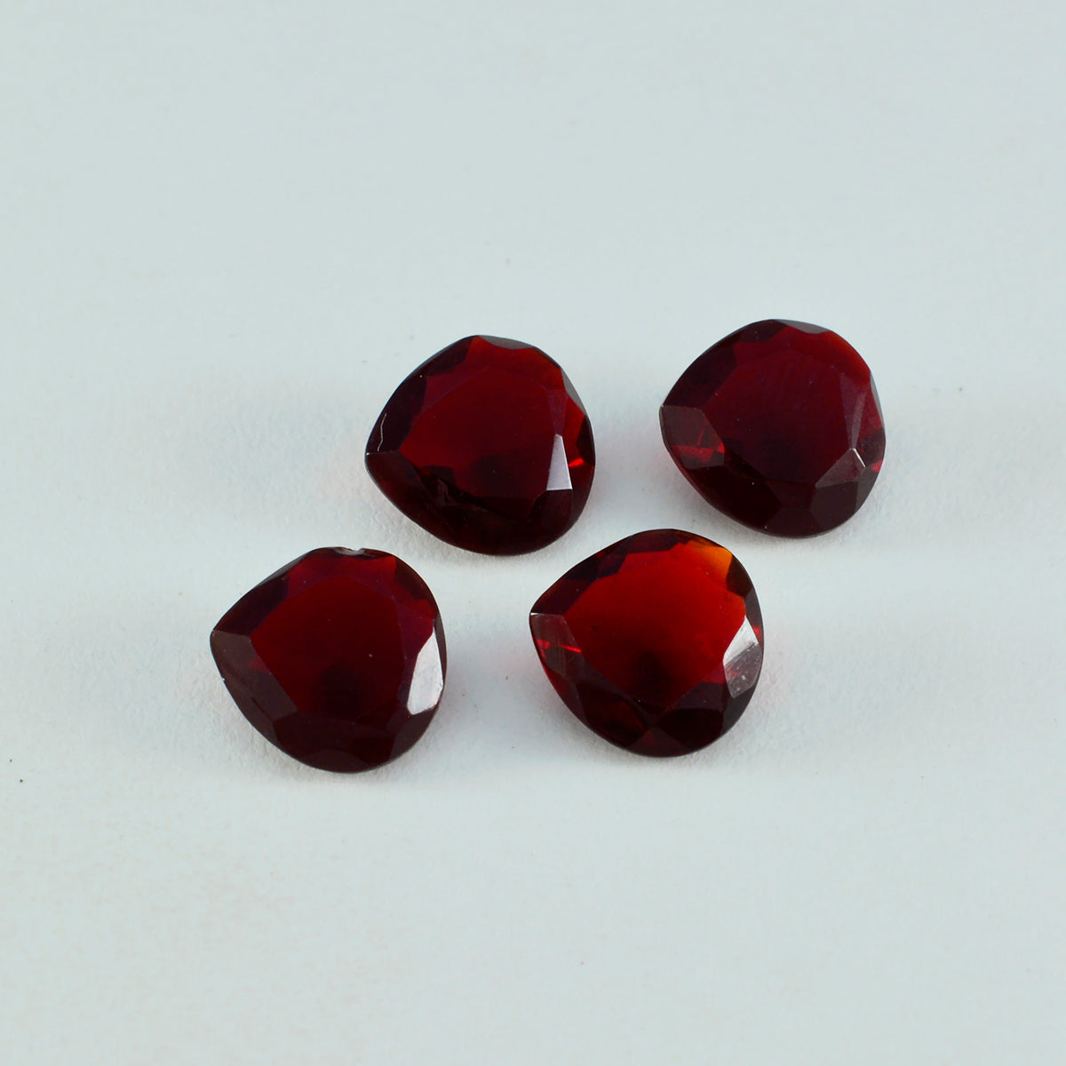 Riyogems 1 Stück roter Rubin mit CZ, facettiert, 11 x 11 mm, Herzform, erstaunlicher, hochwertiger, loser Edelstein