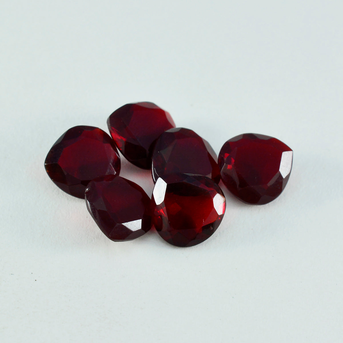 Riyogems 1 Stück roter Rubin mit CZ, facettiert, 14 x 14 mm, Herzform, AA-Qualitätsstein