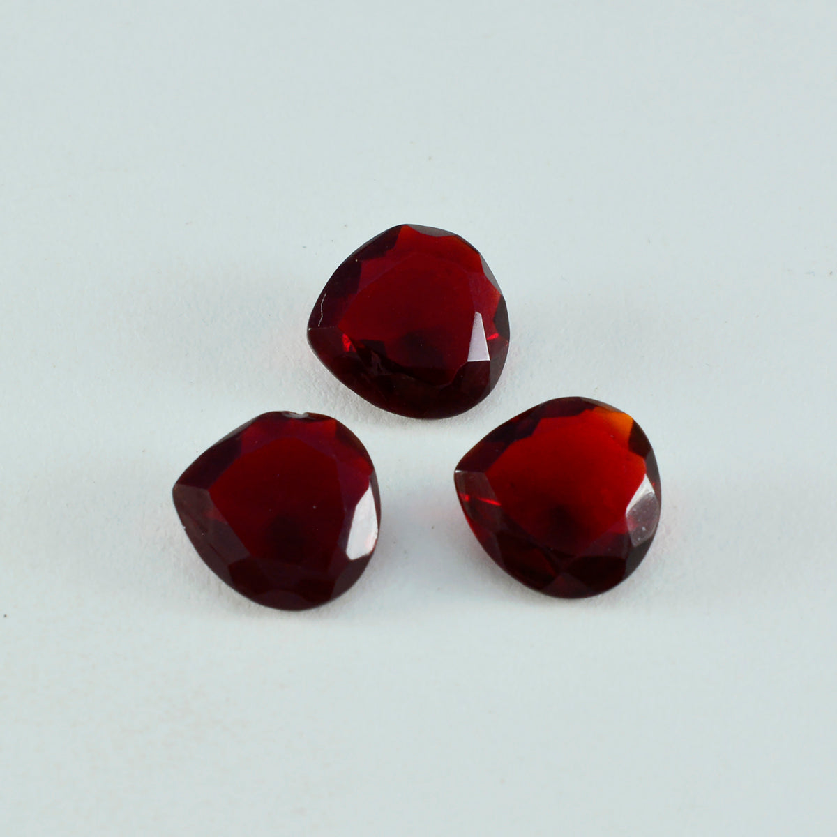 Riyogems 1 Stück roter Rubin mit CZ, facettiert, 15 x 15 mm, Herzform, AAA-Qualitätsedelstein