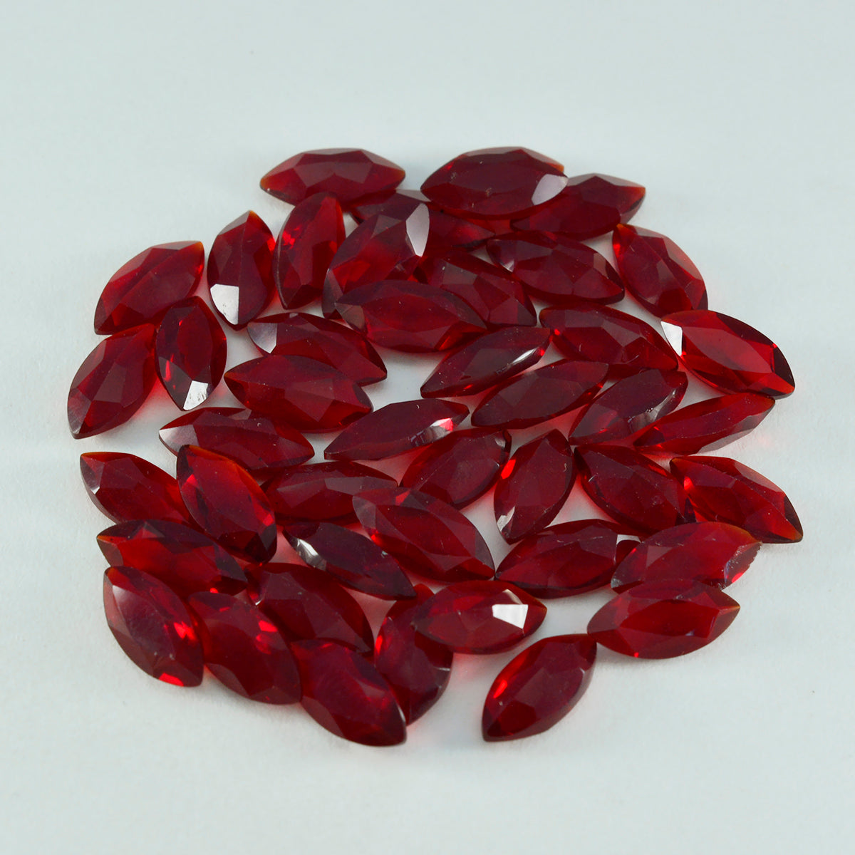 Riyogems 1pc rubis rouge cz facettes 2x4 mm forme marquise a + 1 pierres précieuses en vrac de qualité