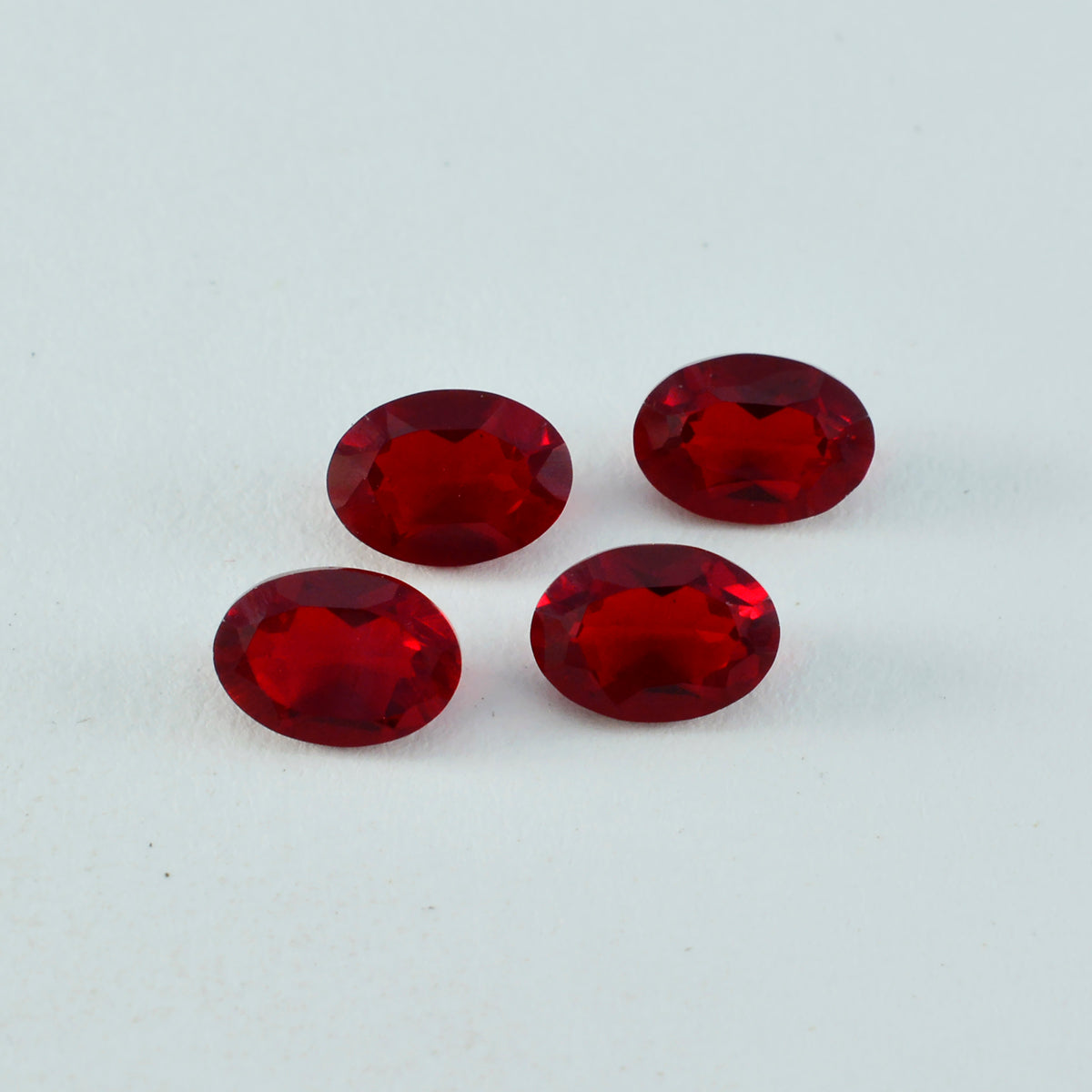 Riyogems 1 Stück roter Rubin mit CZ, facettiert, 6 x 8 mm, ovale Form, Edelsteine von erstaunlicher Qualität