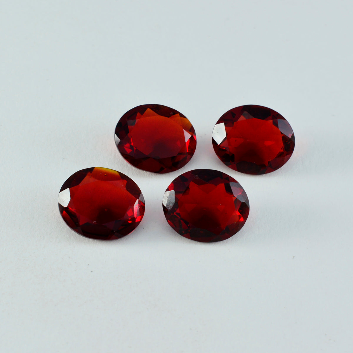 Riyogems 1 Stück roter Rubin mit CZ, facettiert, 9 x 11 mm, ovale Form, tolle Qualität, loser Edelstein