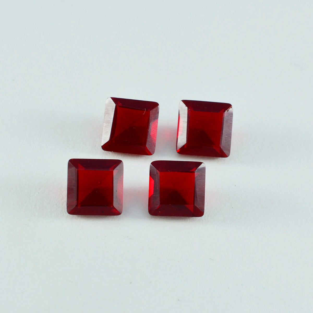 Riyogems 1 Stück roter Rubin mit CZ, facettiert, 10 x 10 mm, quadratische Form, süße Qualität, lose Edelsteine