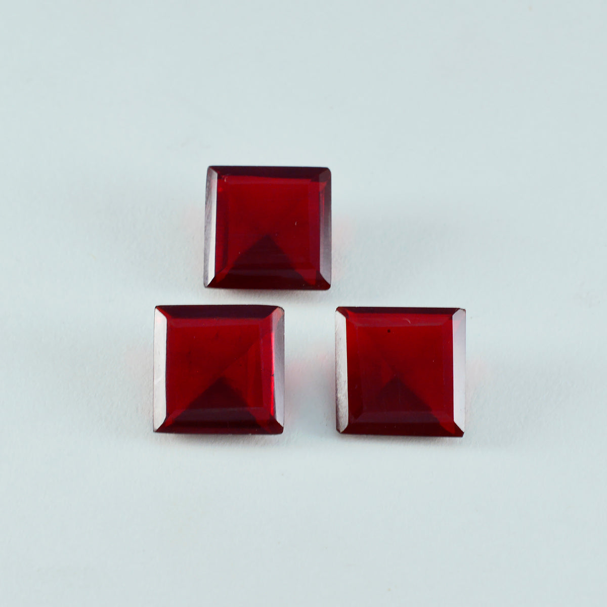 Riyogems 1 Stück roter Rubin mit CZ, facettiert, 14 x 14 mm, quadratische Form, Edelsteine von erstaunlicher Qualität