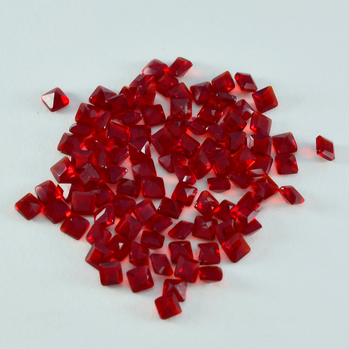 Riyogems 1 Stück roter Rubin mit CZ, facettiert, 3 x 3 mm, quadratische Form, erstaunlich hochwertiger loser Stein